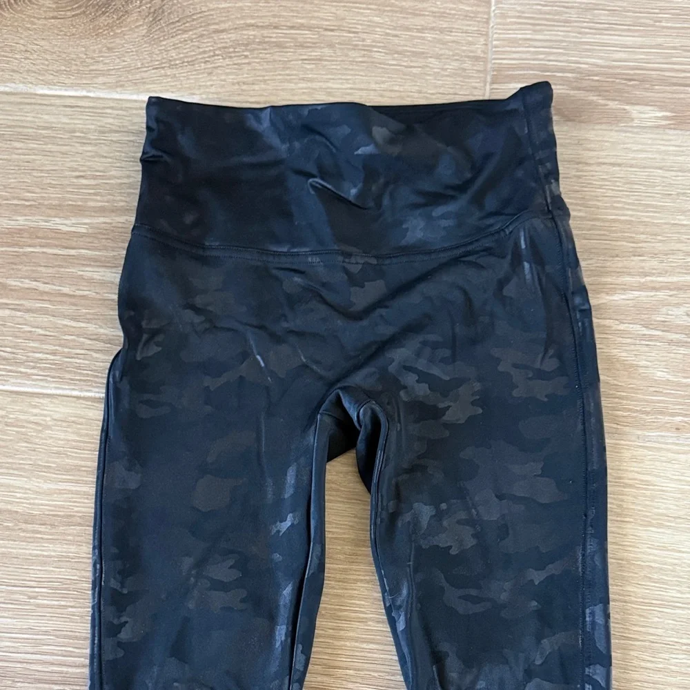 SPANX Faux Leather Camo - Picture 3 of 3